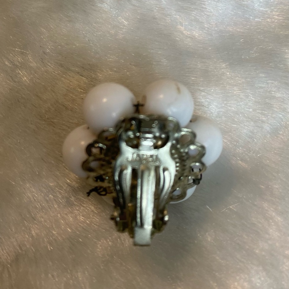 ☘️VTG Japan White Cluster Flower Clip On Earrings - Picture 3 of 4